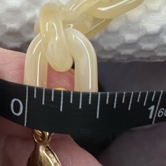 Vintage-Inspired Chunky Acrylic Chain Link Necklace – Cream & Gold – New - Picture 6 of 6